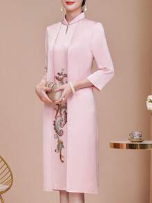 This Mother's Dress Features A Three-Quarter Sleeve Design, A Faux Two-Piece Style, And A High-Neck, Heavily Embellished Evening Gown Perfect For Spring/Summer 2026. It Exudes Understated Luxury With A Sequined Floral Pattern, Rhinestone Details At The Neckline, And A Back Zipper. A Suitable Gift For Mothers, This Fashionable And Stylish Dress Is Perfect For Weddings, Holidays, Engagements, Ceremonies, Birthdays, Social Events, Banquets, Cocktail Parties, Dances, Everyday Wear, Vacations, And Casual Occasions. - 藕粉色 - 查看 6