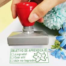 1 件西班牙语教师评分印章，带复选框，包括“已评分”、“已实现学习目标”、“自我反思”和鼓励反馈，用于评分作业和评估课堂进度，返校，学校用品 - 均碼 - 查看 11