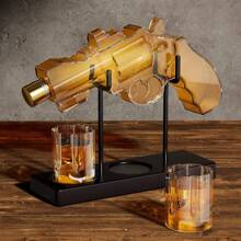 1 ensemble de carafe au design revolver. Comprend : 1 carafe, 2 verres à whisky, 1 support en bois rustique, 1 verseur. Capacité 230 ml/7,7 oz, verre artisanal fait main. Carafe à spiritueux adaptée au whisky, à la vodka et au brandy. Cadeau parfait pour la fête des pères/mères pour les pères, les maris, les petits amis - cadeau spécial original pour les fans militaires.