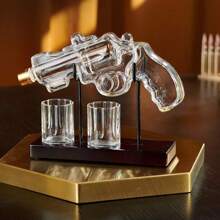 1 ensemble de carafe au design revolver. Comprend : 1 carafe, 2 verres à whisky, 1 support en bois rustique, 1 verseur. Capacité 230 ml/7,7 oz, verre artisanal fait main. Carafe à spiritueux adaptée au whisky, à la vodka et au brandy. Cadeau parfait pour la fête des pères/mères pour les pères, les maris, les petits amis - cadeau spécial original pour les fans militaires.