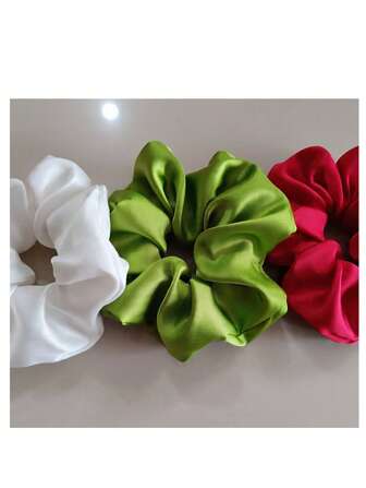 Pack de 3 scrunchies tamaño estándar,  incluye una scrunchie verde, una scrunchie blanca y una scrunchie roja para el 15 de septiembre/ mes patrio/ día de la independencia de México.