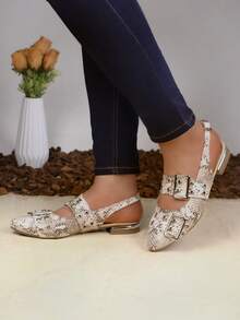 Zapato mocasín flat de moda para dama con elegante acabado brillante con cacabado patrón de piel de serpiente con doble hebilla para ajuste. Perfecto para ocasiones formales como reuniones de trabajo, cenas de gala o eventos de noche. Este calzado pertenece a estilos clásicos y modernos, ideal para quienes buscan un look elegante y profesional. Su versatilidad permite combinarlo con trajes, faldas, pantalones o vestidos, añadiendo un toque de distinción a cualquier atuendo. - Blanco - Ver 2