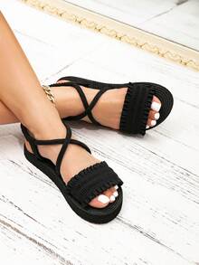 Kate Miuch Sandale plate pentru femei, la modă franceză, simple și drăguțe, potrivite pentru rochii, vacanțe la plajă, petreceri, cine la lumina lumânărilor etc. Sandale plate pentru femei, cu margini din jacquard texturate, cu volane, pentru fotografie stradală, europene, japoneze, coreene, stil casual, dulce și elegant, cu bareta subțire, albe, șireturi elastice pentru încălțare și descălțare ușoară. Sandale de plajă cu șlapi plat pentru femei, pentru vară.