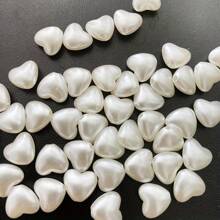 50 piezas de cuentas acrílicas en forma de corazón blancas de 10 mm - Cuentas brillantes para manualidades para hacer joyas DIY, pulseras, collares, aretes y llaveros - Accesorios de manualidades duraderos y ligeros, cuentas para hacer joyas, componentes de pulseras, diseño de cuentas decorativas, dijes de llavero, componentes con estilo, acabado suave, para artesanos creativos