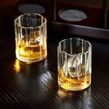 1 ensemble de carafe au design revolver. Comprend : 1 carafe, 2 verres à whisky, 1 support en bois rustique, 1 verseur. Capacité 230 ml/7,7 oz, verre artisanal fait main. Carafe à spiritueux adaptée au whisky, à la vodka et au brandy. Cadeau parfait pour la fête des pères/mères pour les pères, les maris, les petits amis - cadeau spécial original pour les fans militaires.