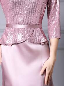 This Elegant Sequined Round-Neck Maxi Dress Features A Flowing Silhouette And Three-Quarter Sleeves. A Stylish Wedding Gown Suitable For Weddings, Parties, Dates, Balls, Ceremonies, Carnivals, Banquets, And Formal Occasions. A Women's Formal Dress, Perfect For Weddings, This Fitted Gown Boasts A Heavily Embellished Round Neck With Rhinestone Details And A Back Zipper. Ideal For Christmas Eve, Christmas Day, Chinese New Year, And New Year's Eve. - Màu hồng tươi sáng - Xem 9