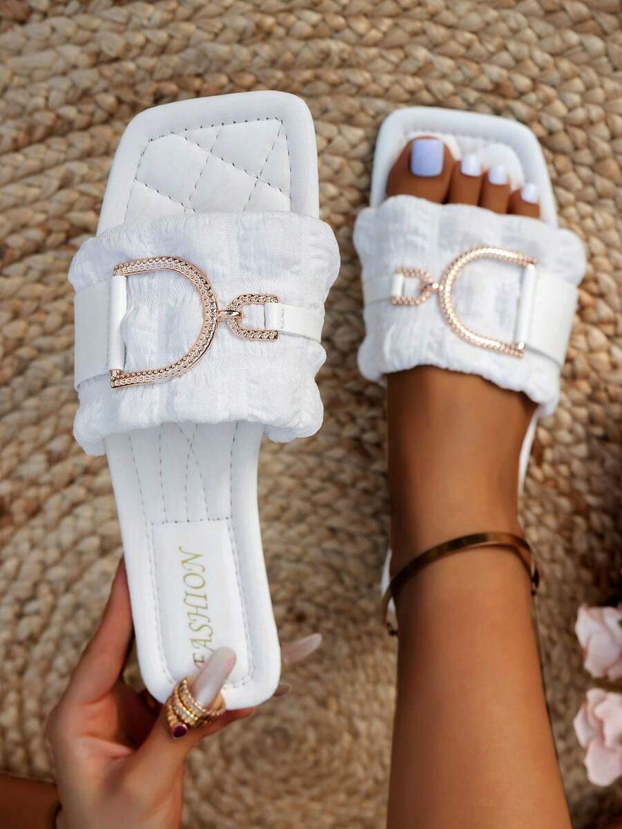 女士时尚金属装饰搭扣舒适黑色平底露趾凉鞋，休闲套穿，适合搭配连衣裙和优雅服饰，春夏装扮 - 白色 - 查看 1