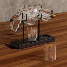 1 ensemble de carafe au design revolver. Comprend : 1 carafe, 2 verres à whisky, 1 support en bois rustique, 1 verseur. Capacité 230 ml/7,7 oz, verre artisanal fait main. Carafe à spiritueux adaptée au whisky, à la vodka et au brandy. Cadeau parfait pour la fête des pères/mères pour les pères, les maris, les petits amis - cadeau spécial original pour les fans militaires.