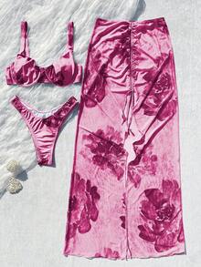 三件套女士碎花比基尼和网纱长裙套装。采用高弹亲肤面料，舒适贴身。胸罩罩杯采用支撑性设计，提供良好的提拉效果。前系带网纱长裙营造出梦幻飘逸的造型。渐变碎花图案清新怡人，是度假和海滩之旅的理想之选，打造夏日氛围。 - 玫紅色 - 查看 4