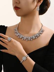 4 pièces Set de bijoux mode comprenant un collier, des boucles d'oreilles, un bracelet et une bague avec pendentif à franges, en laiton, cubique zirconia, argent. Ensemble de colliers de luxe. Convient pour les soirées, les fêtes, les mariages, les cadeaux de la Saint-Valentin pour les femmes
