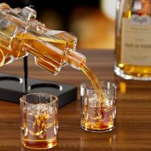 1 ensemble de carafe au design revolver. Comprend : 1 carafe, 2 verres à whisky, 1 support en bois rustique, 1 verseur. Capacité 230 ml/7,7 oz, verre artisanal fait main. Carafe à spiritueux adaptée au whisky, à la vodka et au brandy. Cadeau parfait pour la fête des pères/mères pour les pères, les maris, les petits amis - cadeau spécial original pour les fans militaires.