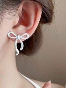 1 par de Pendientes con lazo, Pendientes primaverales/de verano de color blanco, Pendientes diminutos para uso casual de negocios - Blanco - Ver 2