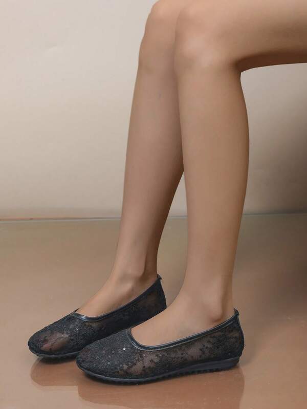 Women's Flat Versatile Solid Color Lace Patchwork Breathable Round Toe Slip-On Casual Shoes, Suitable For Holiday, Indoor And Outdoor Wear, Spring/Summer