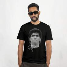 PLAYERA  MARADONA FUTBOL MUNDIAL LEYENDA ARGENTINA ICONO CAMISETA CAMISA, COMODA, CASUAL ,CALLE, DEPORTES, EJERCICIO, VACACIONES, PLAYA, PRIMERAVERA,GIMNASIO, GYM, PERFECTA PARA DEPORTE, PRIMAREVA UNISEX REMERA TOP T-SHIRT STREET MODA - Negro - Ver 1