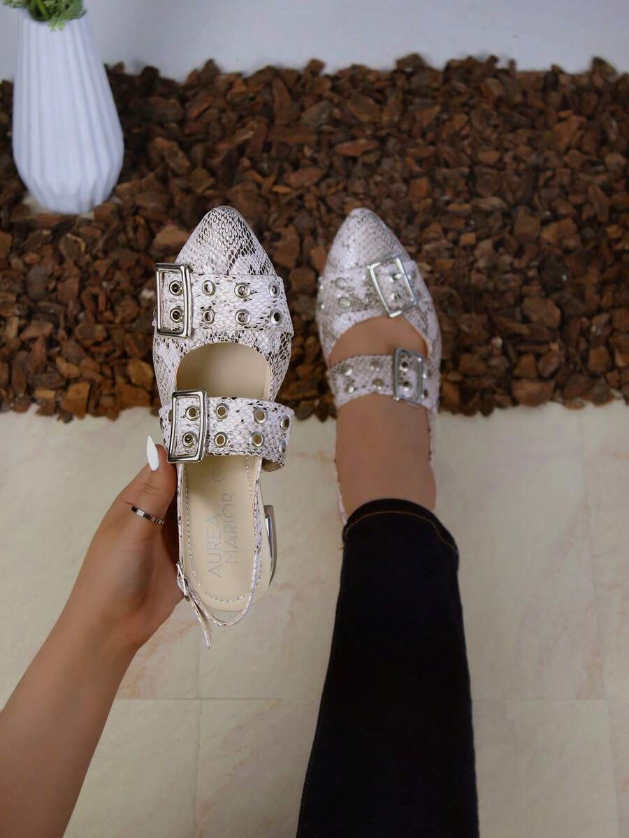 Zapato mocasín flat de moda para dama con elegante acabado brillante con cacabado patrón de piel de serpiente con doble hebilla para ajuste. Perfecto para ocasiones formales como reuniones de trabajo, cenas de gala o eventos de noche. Este calzado pertenece a estilos clásicos y modernos, ideal para quienes buscan un look elegante y profesional. Su versatilidad permite combinarlo con trajes, faldas, pantalones o vestidos, añadiendo un toque de distinción a cualquier atuendo. - Blanco - Ver 1