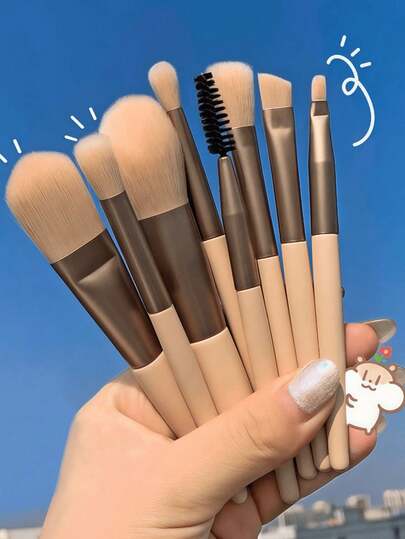 Bộ cọ trang điểm 8 món, bộ cọ tán phấn mắt và má hồng nhỏ gọn, phù hợp cho người mới bắt đầu. Bao gồm cọ nền, cọ lông mềm, cọ tán phấn mắt, cọ kẻ lông mày, cọ pha màu, cọ kẻ mắt, cọ tạo khối, cọ má hồng, cọ dẹt và cọ che khuyết điểm. Phù hợp với mọi loại da.