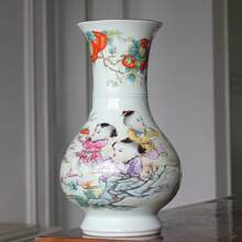 [Jarrón de estilo Famille Rose de Jingdezhen con diseño de bebé] ¡Encanto infantil elegante para su hogar! Hecho de arcilla de porcelana de alta calidad, con un esmalte brillante y lustroso. El jarrón está adornado con una pintura de estilo Famille Rose de niños juguetones, con sus expresiones animadas y las líneas fluidas de sus vestidos que muestran la exquisita artesanía tradicional. Los colores combinados de rosa, morado, amarillo y verde crean un efecto cautivador.