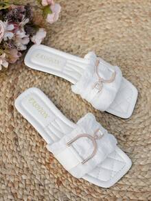 女士时尚金属装饰搭扣舒适黑色平底露趾凉鞋，休闲套穿，适合搭配连衣裙和优雅服饰，春夏装扮 - 白色 - 查看 5