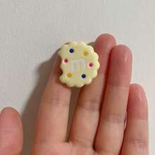 可爱M-Bean饼干马桶柱塞用于美甲专用高端创意浴室马桶冲水按钮装饰不再脏手（图片中彩色圆点随机分布。）