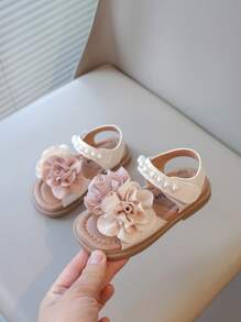 Nuevas sandalias planas para niñas decoradas con perlas y flores, con suela suave y antideslizante, cómodas y versátiles para uso casual diario, elegantes para niños, adecuadas para verano