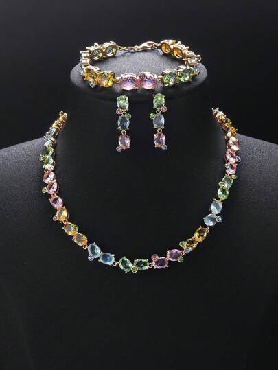 一套四件套奢华珠宝首饰，包括项链、耳环和手链，时尚立方氧化锆多件套首饰，适合搭配连衣裙、婚礼、派对等场合，也是节日、生日的理想珠宝礼物。