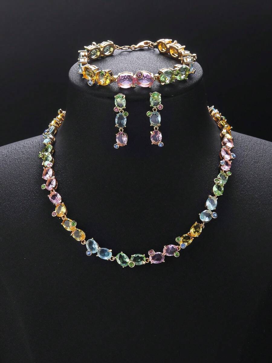 一套四件套奢华珠宝首饰，包括项链、耳环和手链，时尚立方氧化锆多件套首饰，适合搭配连衣裙、婚礼、派对等场合，也是节日、生日的理想珠宝礼物。