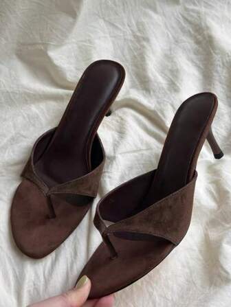 SHEIN BAE 2025新款高端欧美铆钉人字凉鞋，天鹅绒厚底坡跟拖鞋，女士夏季户外装