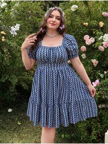 大码女式新款夏季方领泡泡袖连衣裙，蓝白格子甜美青春，腰部收紧荷叶边下摆，适合花园野餐、女友约会、毕业季