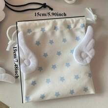 Avec des ailes et des étoiles en peluche mignonnes, sac de rangement multifonction portable pour femme, utilisé pour les serviettes hygiéniques/les soins de la peau/les articles de toilette/la papeterie/les bijoux/le maquillage/les pièces de monnaie. Petits sacs à cordonnet en polyester doux, avec un motif amusant de nuages et d'étoiles (bleu/rose) pour la maison/le bureau fournitures/retour à l'école/vacances anti-poussière/festival.