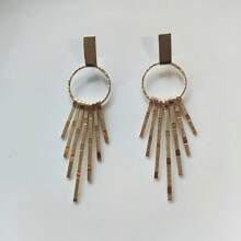 1 paire de boucles d'oreilles pendantes simples de couleur or avec gland