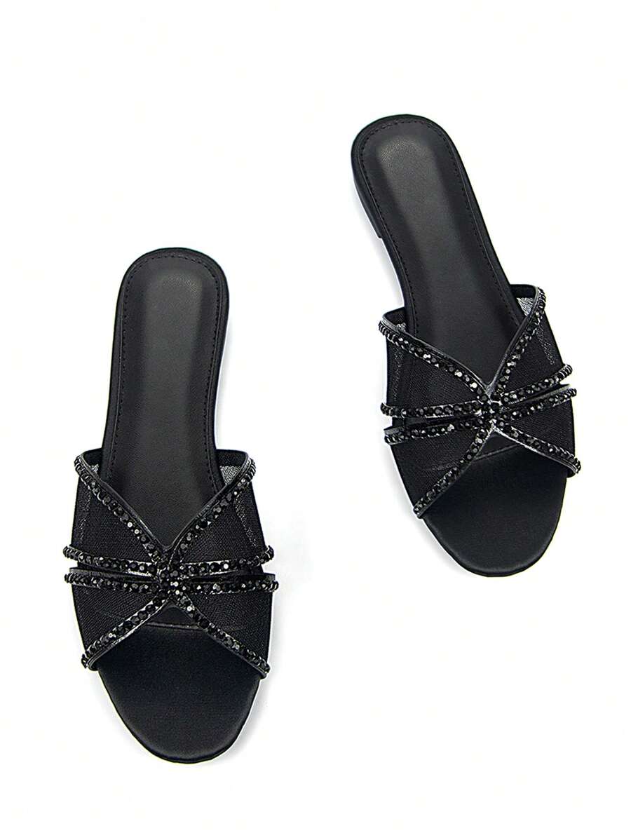 Sandales plates à brides femme élégantes, entièrement ornées de strass, avec décoration en maille ajourée noire. Bout rond confortable, convient pour le port quotidien et les soirées