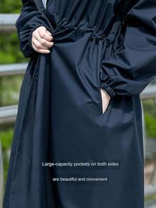 一件时尚、合身、防雨、防风、防晒的女士雨衣，适合所有季节，方便户外徒步旅行，一体式轻便成人雨衣