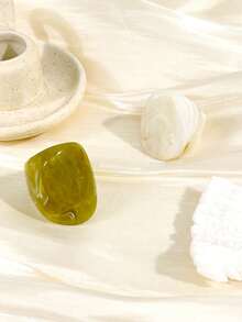 2 件不对称纹理渐变树脂宽带戒指，适合日常休闲佩戴，也适合男女赠送礼物