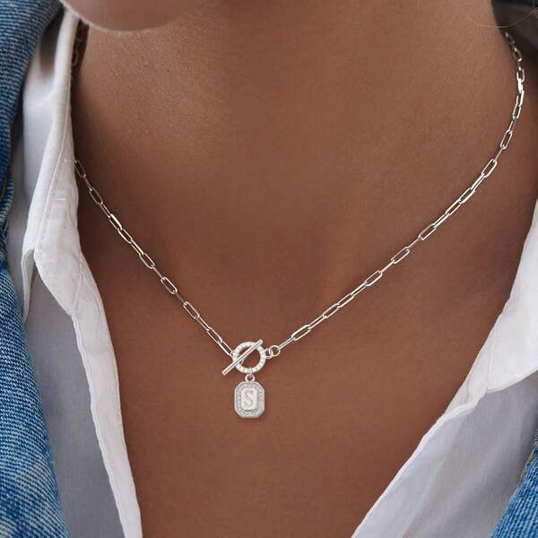 1件经典简约方块字母吊坠，银色不锈钢回形针链项链，女士款