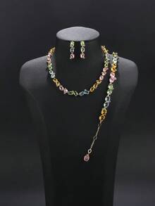 一套四件套奢华珠宝首饰，包括项链、耳环和手链，时尚立方氧化锆多件套首饰，适合搭配连衣裙、婚礼、派对等场合，也是节日、生日的理想珠宝礼物。