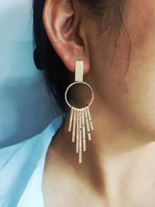 1 paire de boucles d'oreilles pendantes simples de couleur or avec gland