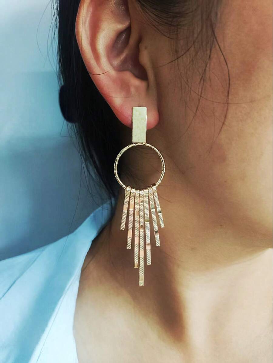 1 paire de boucles d'oreilles pendantes simples de couleur or avec gland