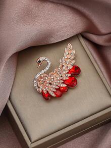 1枚优雅天鹅造型胸针，玫瑰金与红宝石交相辉映。精湛工艺展现细腻质感。天鹅象征着纯洁高贵，红宝石则增添了璀璨魅力，使其成为一件绝佳的时尚配饰。可用于服装配饰、衣服别针、包包饰物、背包饰物等。