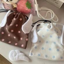Avec des ailes et des étoiles en peluche mignonnes, sac de rangement multifonction portable pour femme, utilisé pour les serviettes hygiéniques/les soins de la peau/les articles de toilette/la papeterie/les bijoux/le maquillage/les pièces de monnaie. Petits sacs à cordonnet en polyester doux, avec un motif amusant de nuages et d'étoiles (bleu/rose) pour la maison/le bureau fournitures/retour à l'école/vacances anti-poussière/festival.
