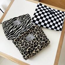 1 件个性化黑白撞色化妆包，3 种款式（豹纹/斑马纹/黑白格子），时尚化妆收纳包，适合存放化妆品、洗漱用品，是生日、节日、爱人的绝佳礼物