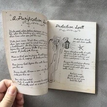 古老巫师咒语包 49 张咒语卡 66 页古老巫术手写魔法，适用于您的 Wicca 咒语书卡牌游戏，一本完整的古老巫术咒语魔药书 - 黑色 - 查看 4