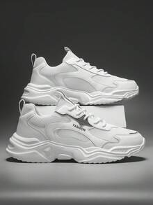 男士简约纯白色皮革和网眼拼接复古厚底运动鞋，百搭、舒适、轻便，适合日常穿着、户外、跑步、运动、健身房 2000 年代风格情人节创意