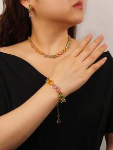 一套四件套奢华珠宝首饰，包括项链、耳环和手链，时尚立方氧化锆多件套首饰，适合搭配连衣裙、婚礼、派对等场合，也是节日、生日的理想珠宝礼物。