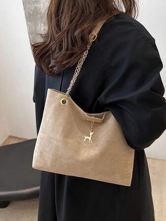 Denna trendiga axelväska med färgblock och geometriskt mönster och kedjor är lämplig för shopping, plånboksförvaring, unga kvinnor, högskolestudenter, karriärstartare och tjänstemän. Den är också mycket lämplig för kontor, universitet, arbete, affärer, pendling, utomhusaktiviteter, resor och vandringstillfällen.