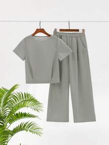 New Sporty And Casual Set For Women In Southeast Asia: Short-Sleeved T-Shirt And Capri Pants