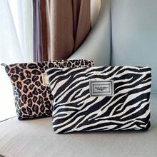 1 件个性化黑白撞色化妆包，3 种款式（豹纹/斑马纹/黑白格子），时尚化妆收纳包，适合存放化妆品、洗漱用品，是生日、节日、爱人的绝佳礼物