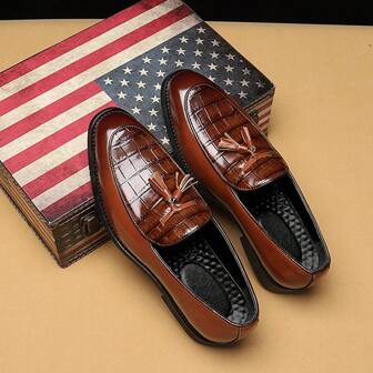 复古男士一脚蹬乐福鞋，鳄鱼压纹装饰，舒适休闲，适合商务场合