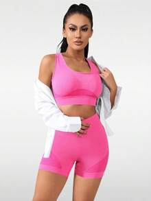 طقم نسائي رياضي يتكون من صدرية اليوغا خالية من الحياكات والشورت ذو الخصر العالي ، طقم لياقة بجودة مضغوطة مرنة