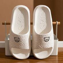 Zapatillas de Verano con Estampado de Oso Lindo para Mujeres y Hombres, Sandalias de Interior Suaves de Dibujos Animados, Zapatos de Baño Antideslizantes y Cómodos para Parejas - Blanco - Ver 17