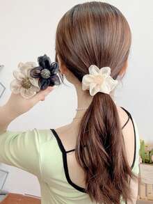 女孩花卉发饰套装，包括米色欧根纱花朵发圈、棕色花朵和黑色发圈，适合日常佩戴，是卷发造型的理想之选。也适合秋季、旅行等场合。这款套装包含各种发饰，是送给女性的完美礼物，也是圣诞袜填充物、成人礼物、成人礼物、成人发饰、礼物创意、美容圣诞袜填充物、送给女性的礼物以及优雅的沙滩发夹。 - 彩色 - 查看 6